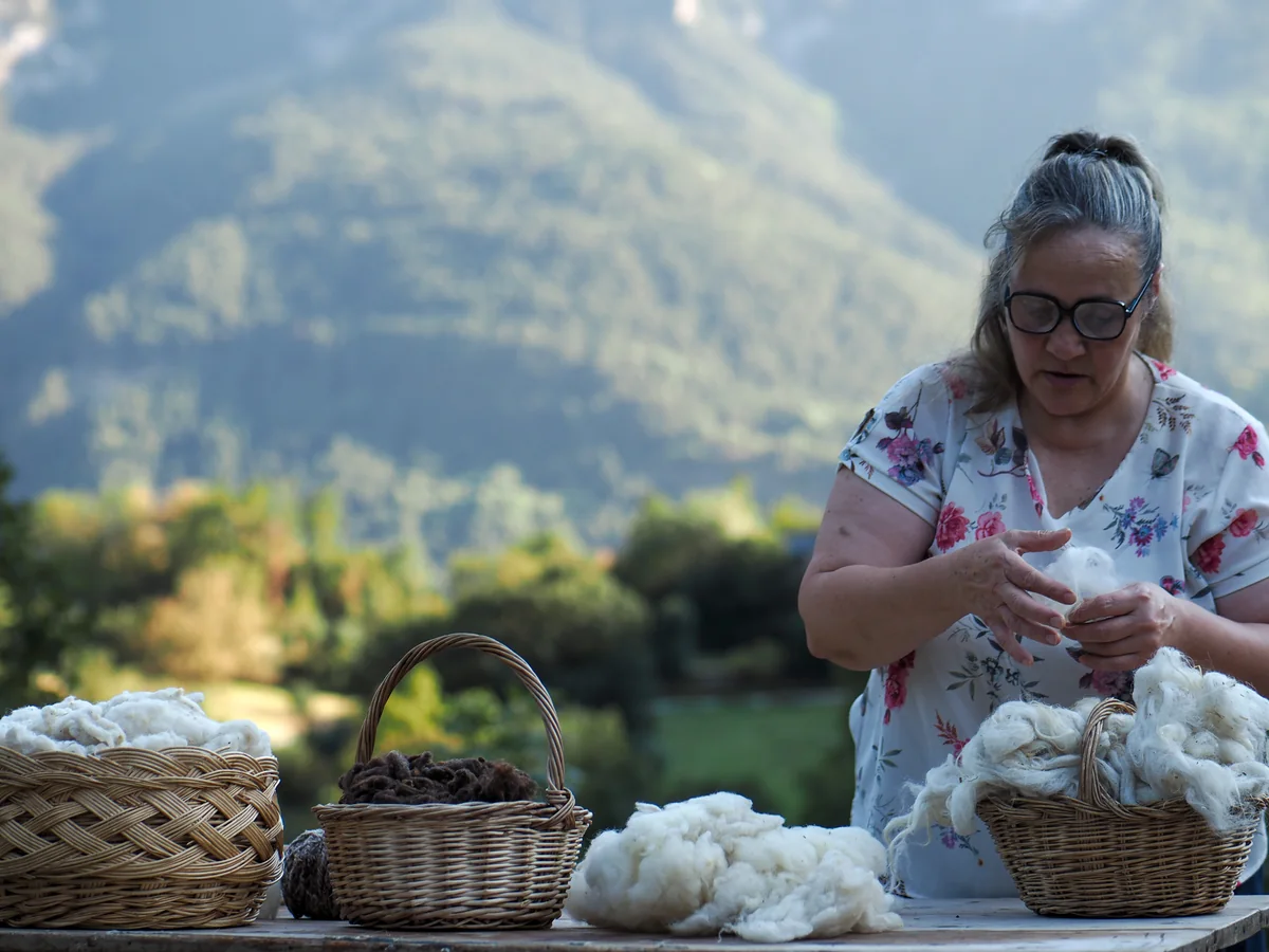 Lana preparada en cestas y sobre la mesa